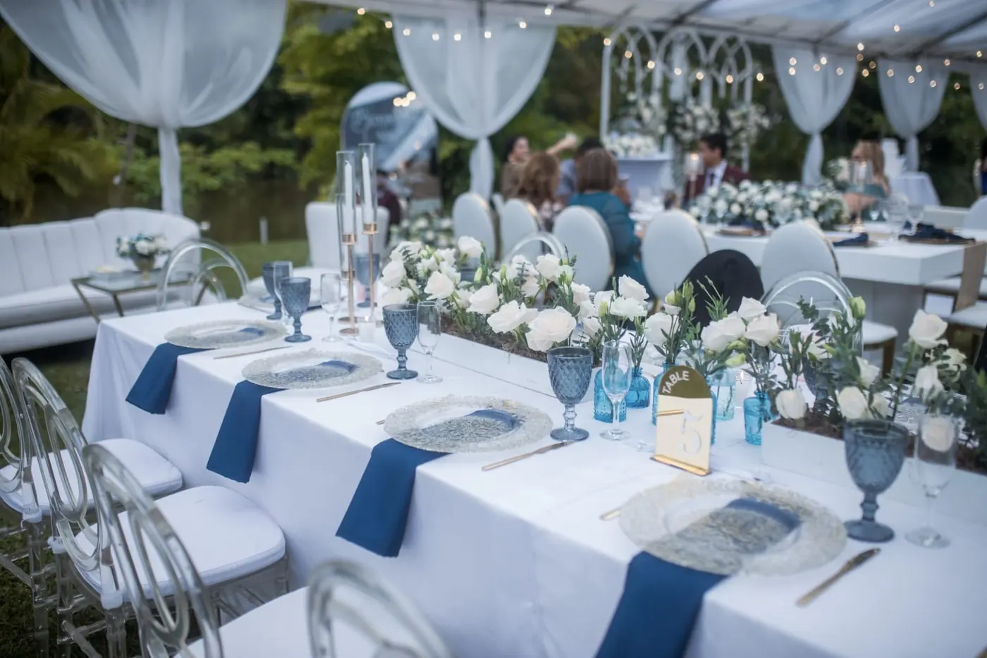 Mesa imperial de boda con vajilla dorada y flores blancas, montada por JoAnNah